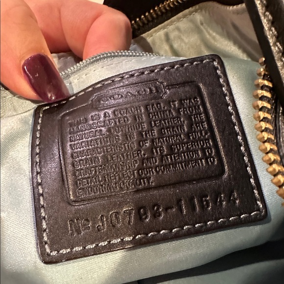 Authentic coach❗️ leather purse 👜 with brass hardware and coach keychain - Picture 7 of 7